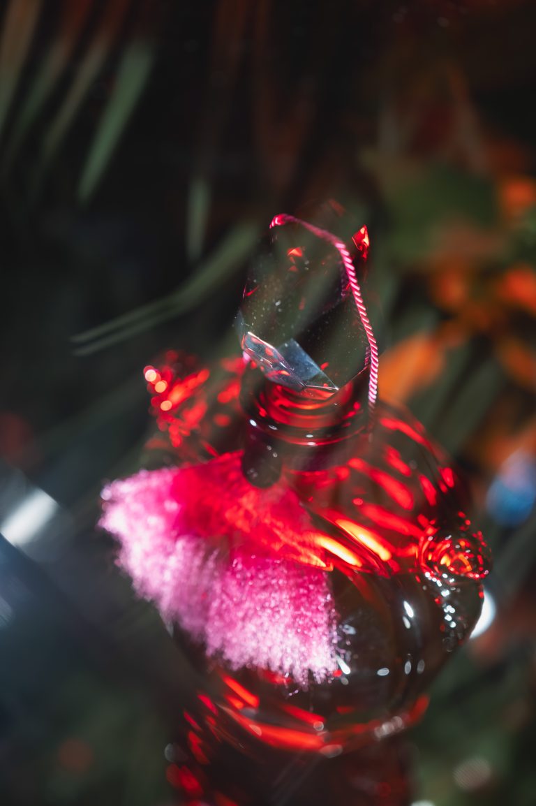 Guerlain célèbre ses dernières créations dans une jungle vibrante