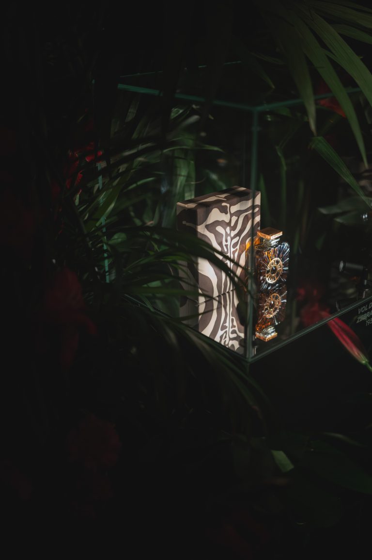 Guerlain célèbre ses dernières créations dans une jungle vibrante