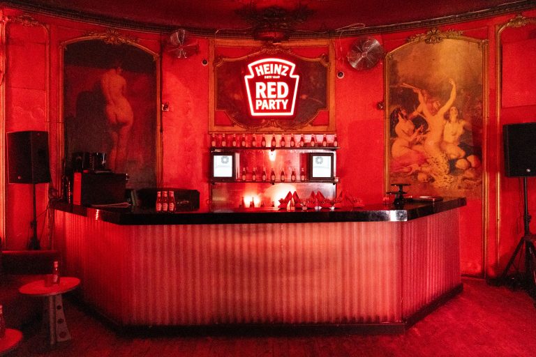 A l’occasion de la Fashion Week parisienne, Heinz dévoile la Heinz Red Party