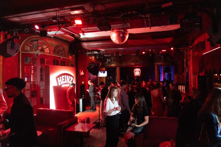 A l’occasion de la Fashion Week parisienne, Heinz dévoile la Heinz Red Party
