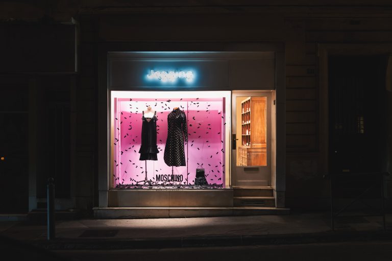 Moschino e Jogging Marseille brindano a dieci anni di libertà creativa