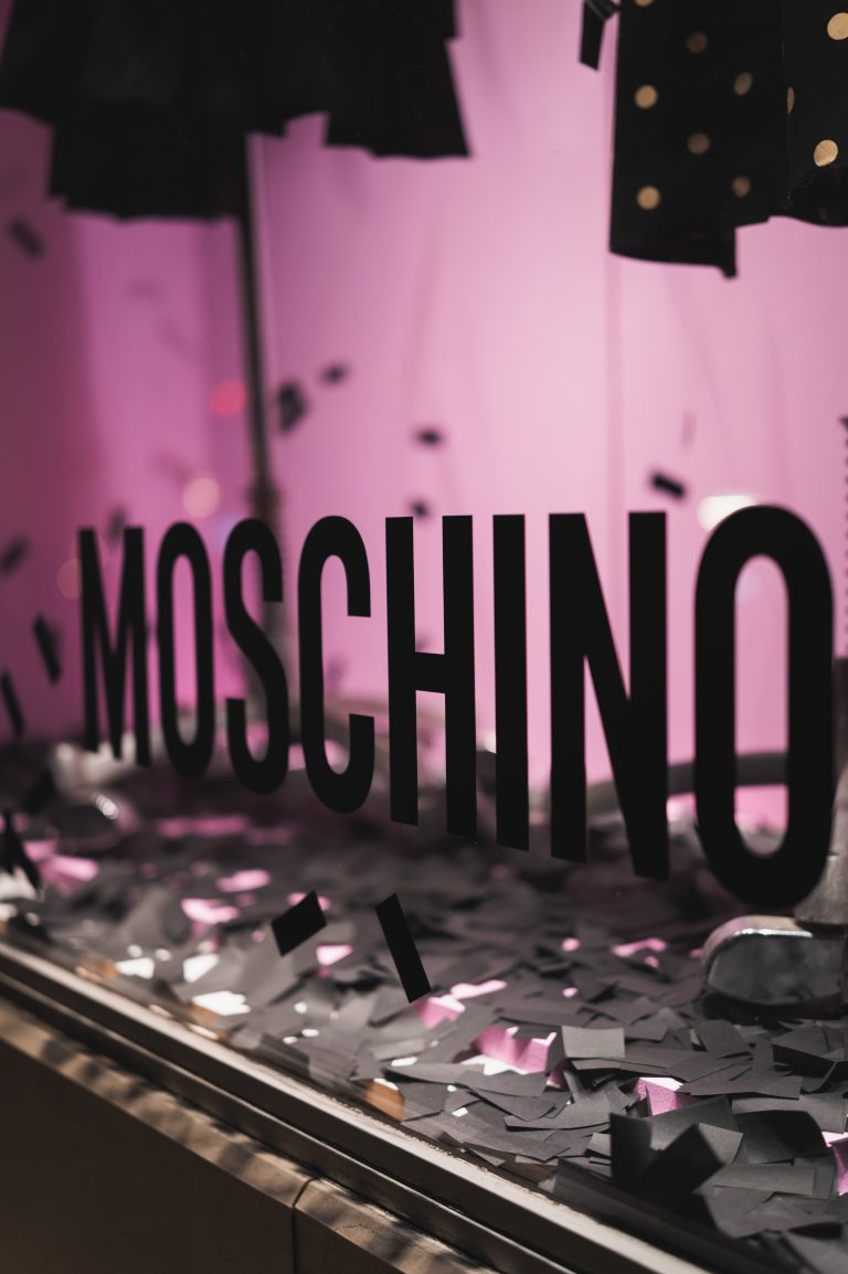Moschino e Jogging Marseille brindano a dieci anni di libertà creativa