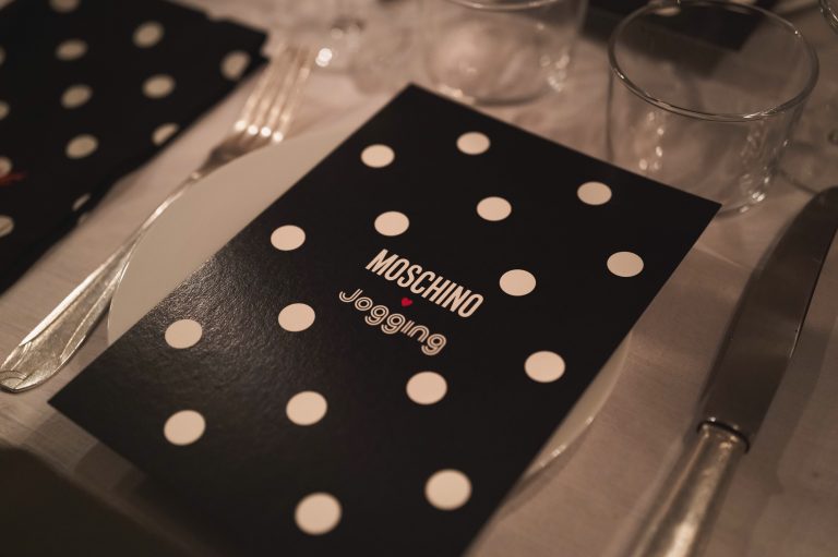 Moschino e Jogging Marseille brindano a dieci anni di libertà creativa
