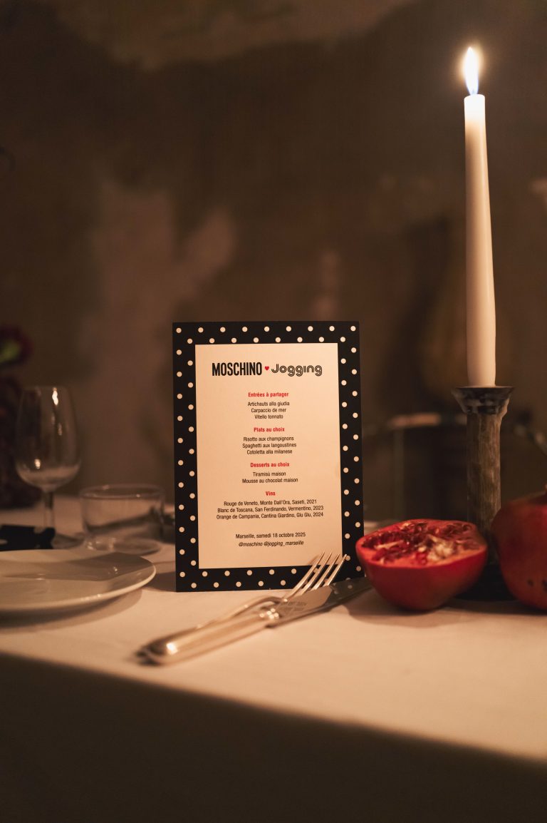 Moschino e Jogging Marseille brindano a dieci anni di libertà creativa