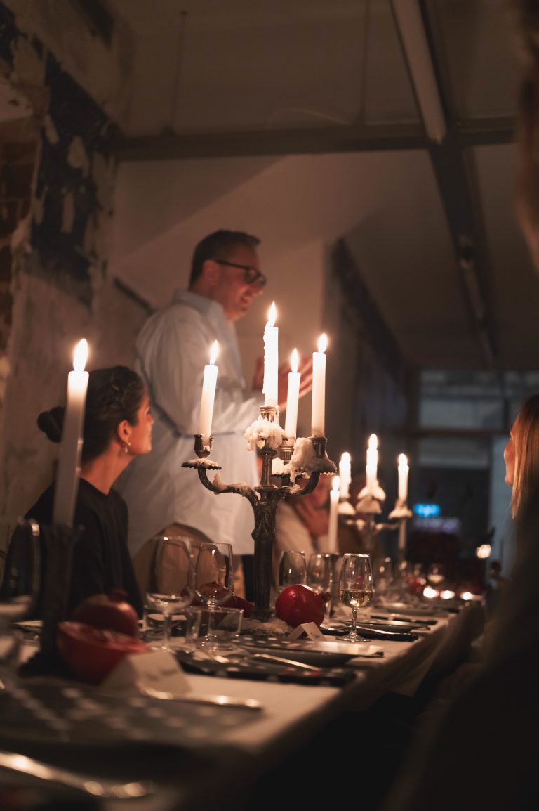  - Moschino e Jogging Marseille brindano a dieci anni di libertà creativa