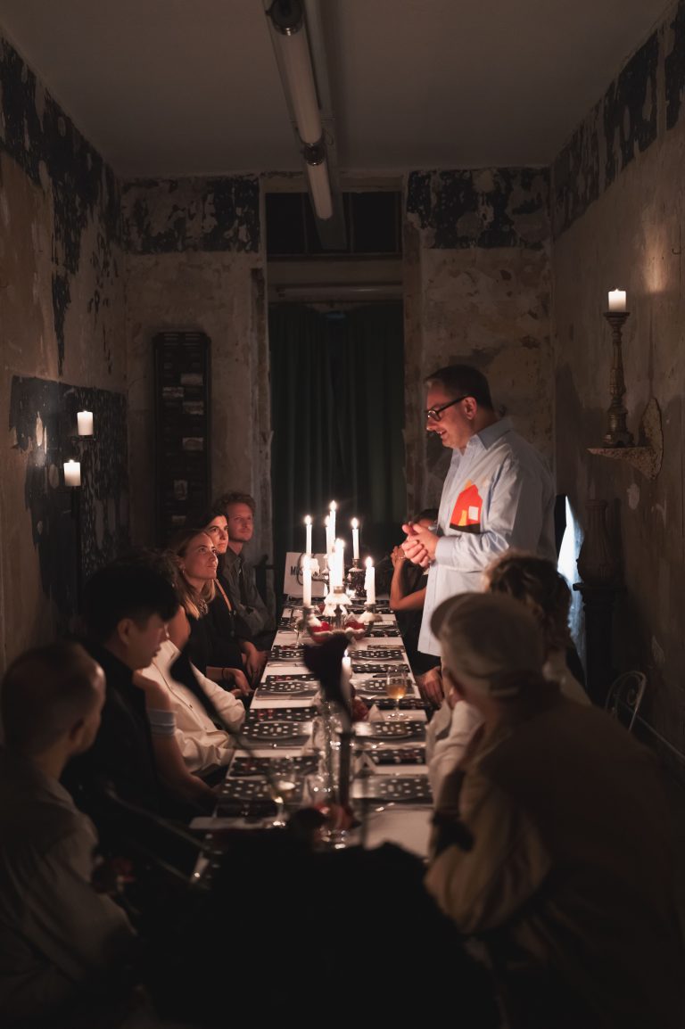 Moschino e Jogging Marseille brindano a dieci anni di libertà creativa