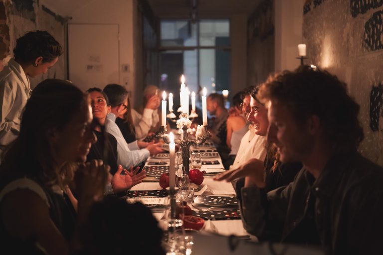 Moschino e Jogging Marseille brindano a dieci anni di libertà creativa