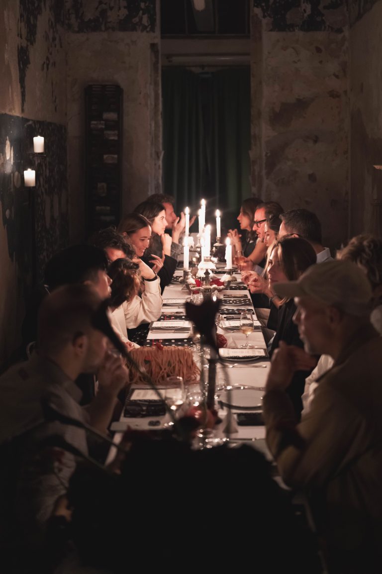 Moschino e Jogging Marseille brindano a dieci anni di libertà creativa