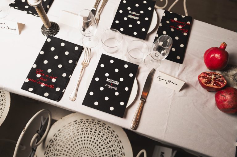 Moschino e Jogging Marseille brindano a dieci anni di libertà creativa