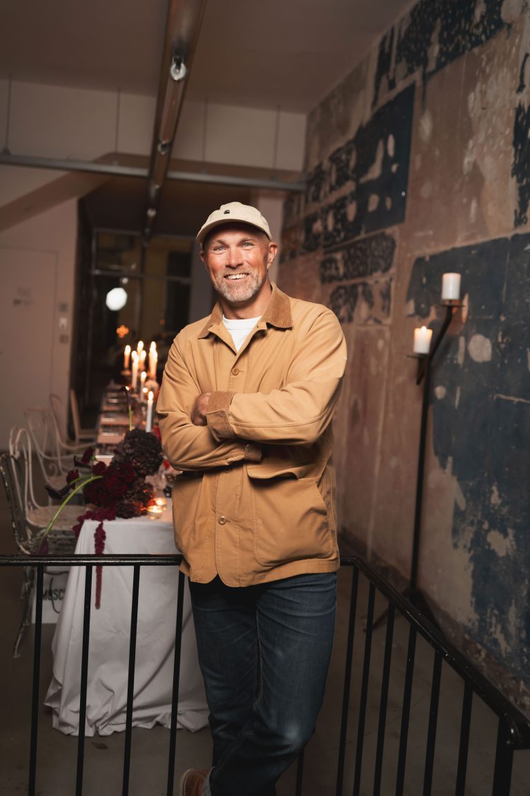  - Moschino e Jogging Marseille brindano a dieci anni di libertà creativa