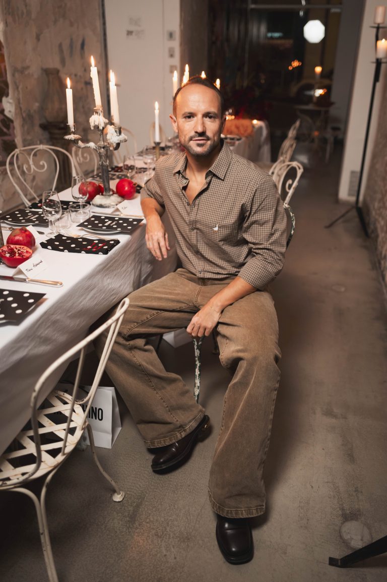  - Moschino e Jogging Marseille brindano a dieci anni di libertà creativa