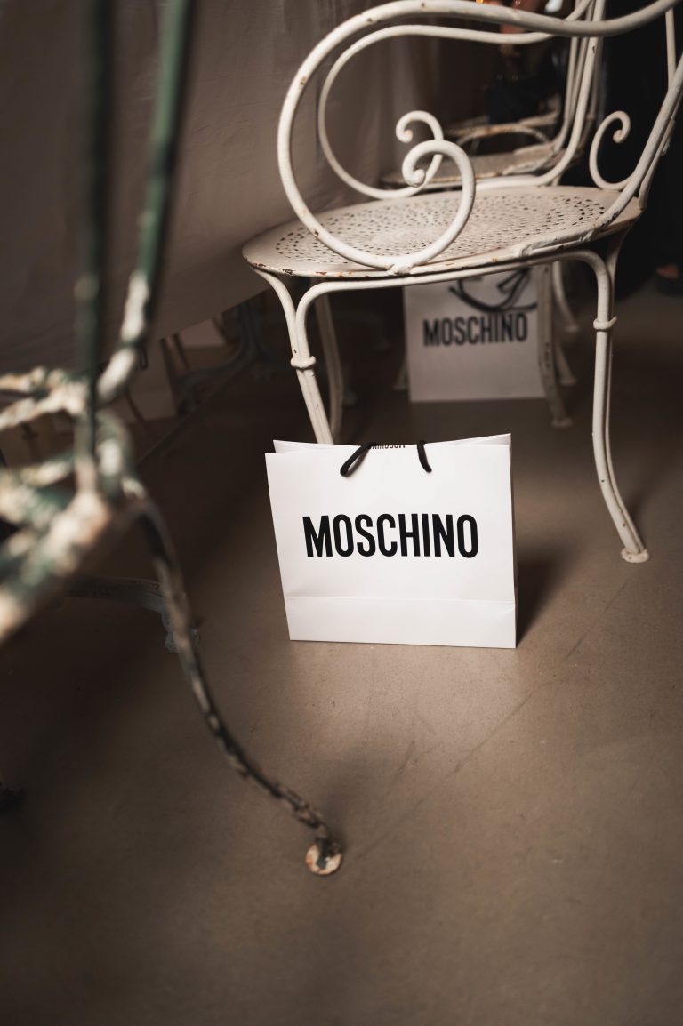 Moschino e Jogging Marseille brindano a dieci anni di libertà creativa