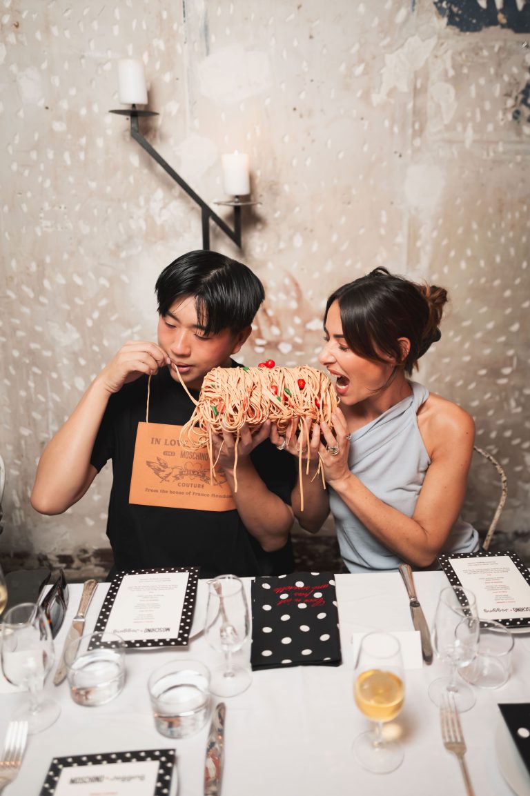  - Moschino e Jogging Marseille brindano a dieci anni di libertà creativa