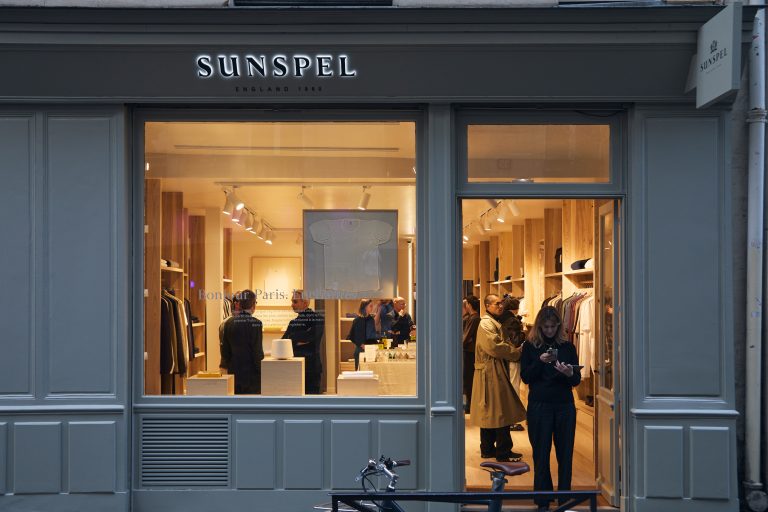 La marque de luxe britannique Sunspel ouvre dans le Marais