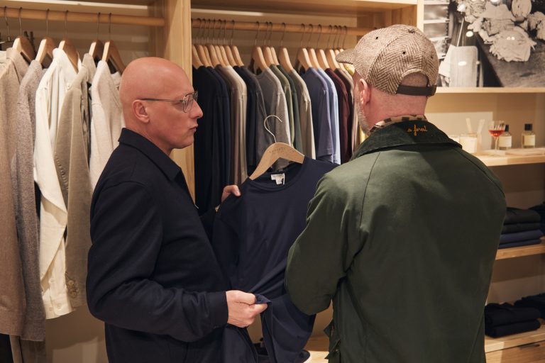 La marque de luxe britannique Sunspel ouvre dans le Marais