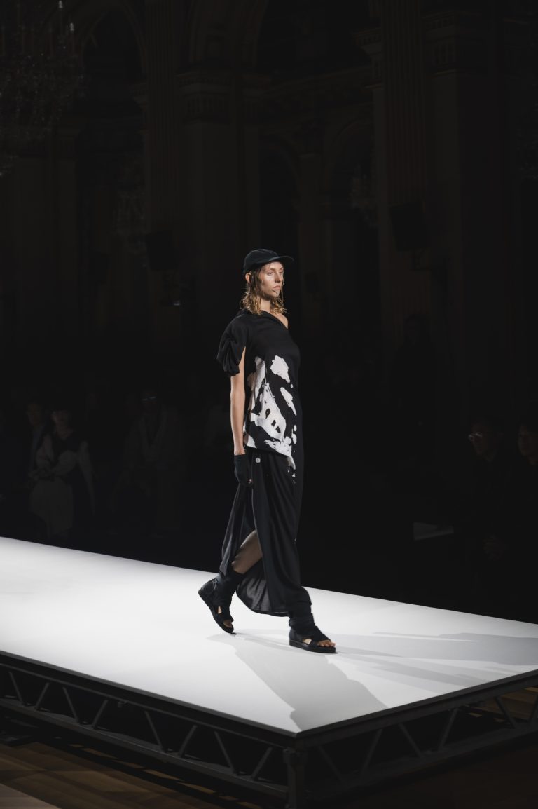 Yohji Yamamoto illumine le noir de sa poésie et sa rigueur