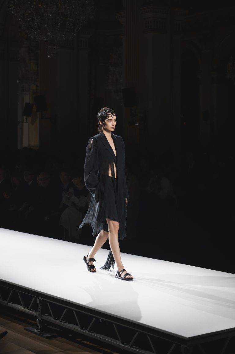 Yohji Yamamoto illumine le noir de sa poésie et sa rigueur