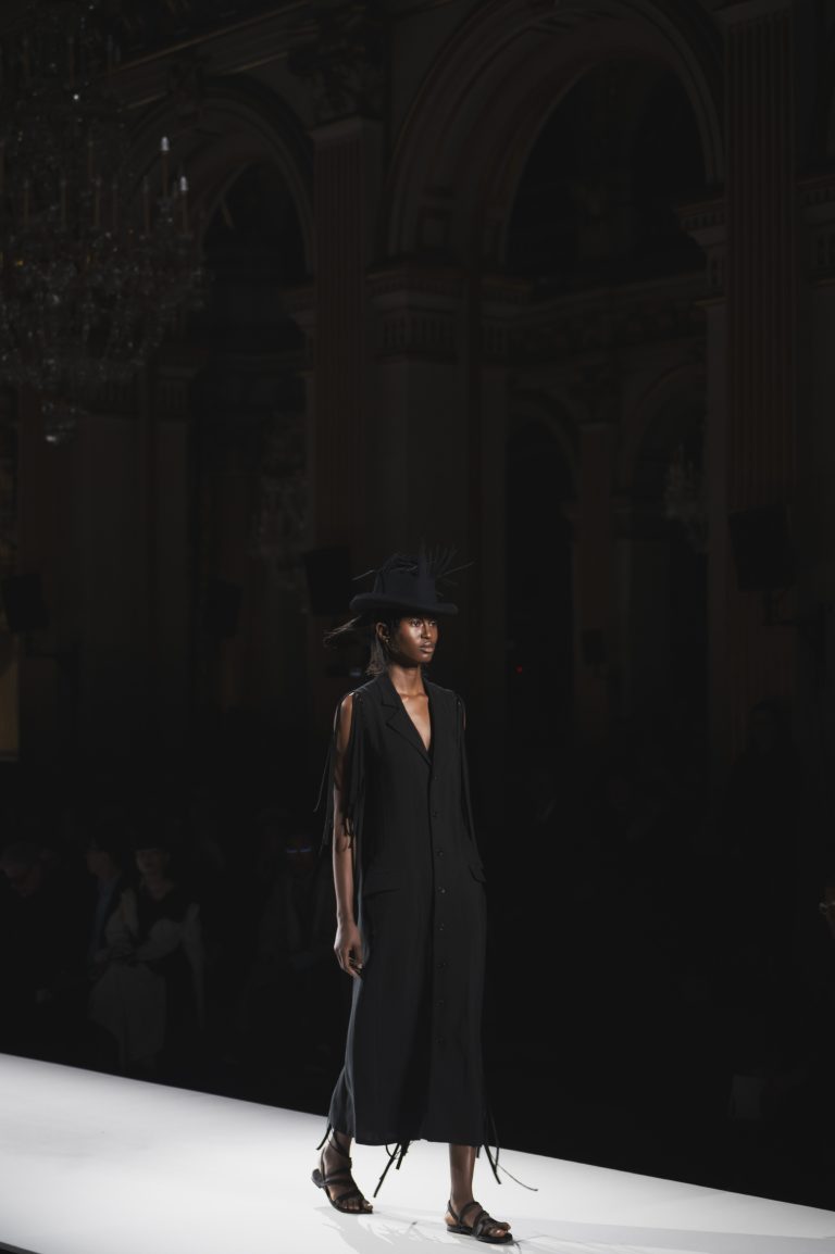Yohji Yamamoto illumine le noir de sa poésie et sa rigueur