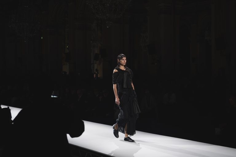 Yohji Yamamoto illumine le noir de sa poésie et sa rigueur