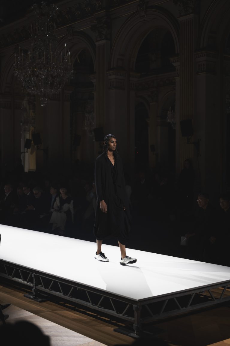 Yohji Yamamoto illumine le noir de sa poésie et sa rigueur