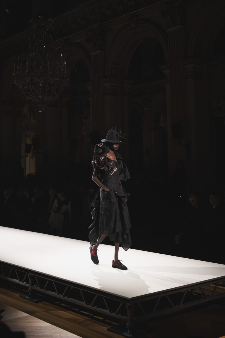 Yohji Yamamoto illumine le noir de sa poésie et sa rigueur