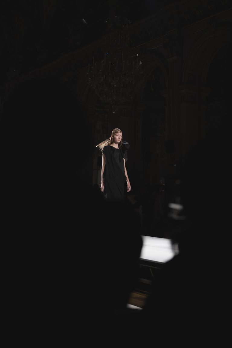 Yohji Yamamoto illumine le noir de sa poésie et sa rigueur