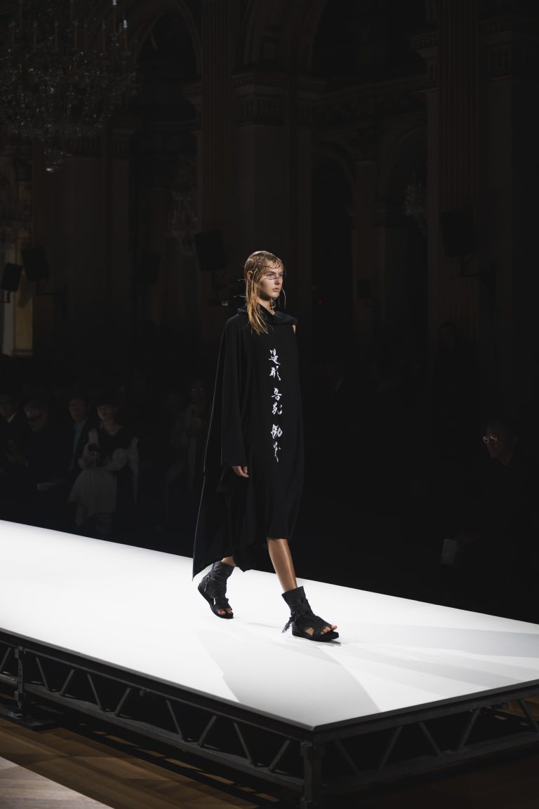 Yohji Yamamoto illumine le noir de sa poésie et sa rigueur