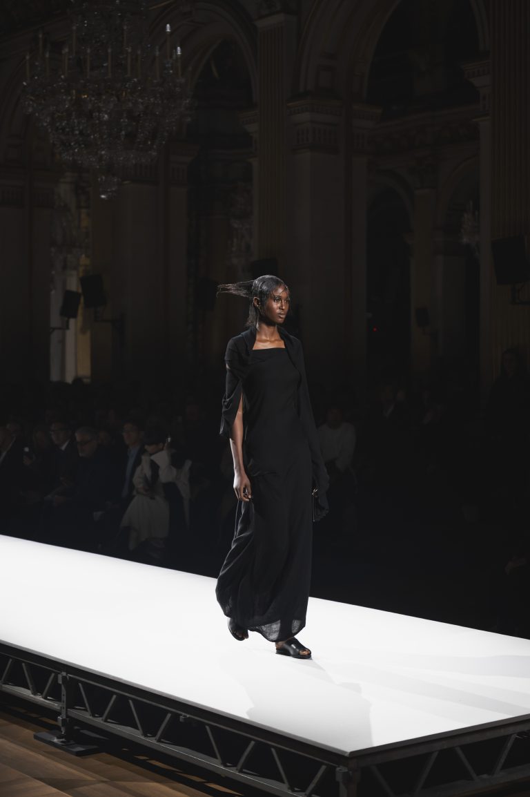 Yohji Yamamoto illumine le noir de sa poésie et sa rigueur