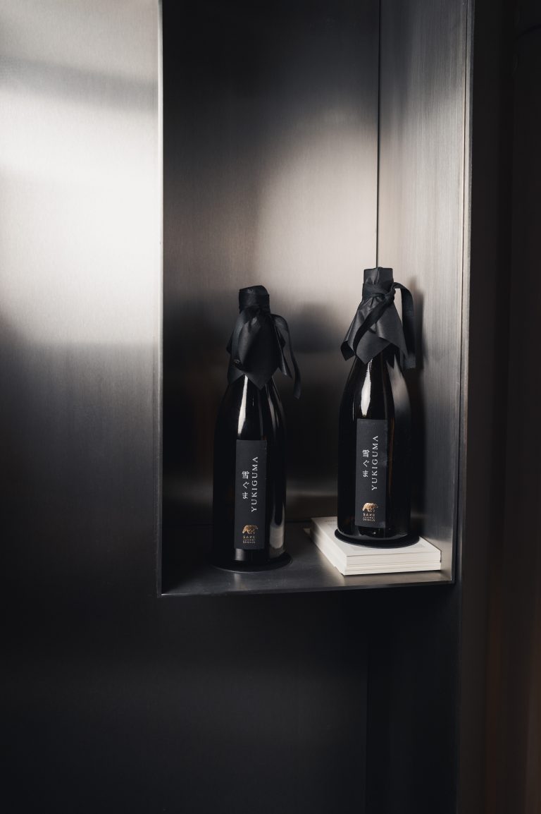 Le saké Yukiguma mis en lumière chez Karl Lagerfeld