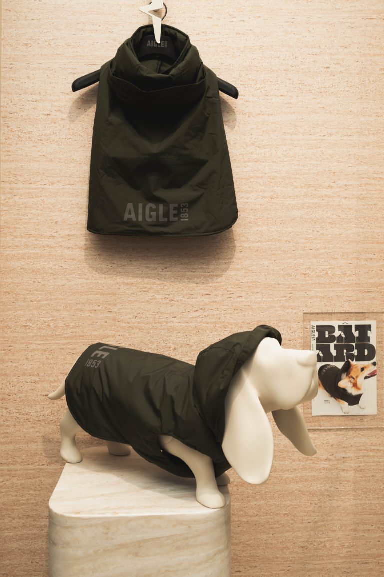 Aigle dévoile sa collection chien dans sa boutique de Saint Germain des Prés rénovée