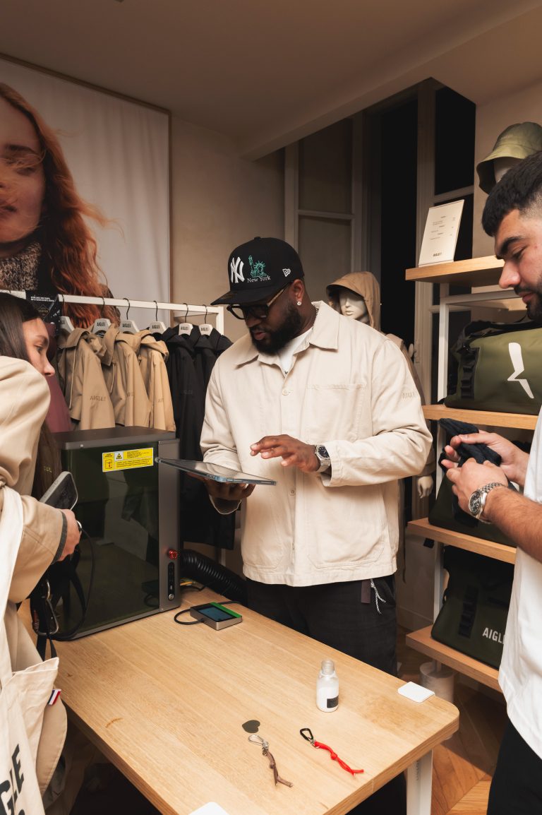 Aigle dévoile sa collection chien dans sa boutique de Saint Germain des Prés rénovée
