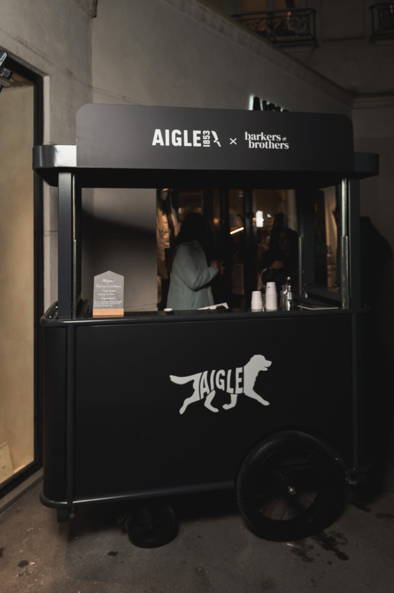 Aigle dévoile sa collection chien dans sa boutique de Saint Germain des Prés rénovée
