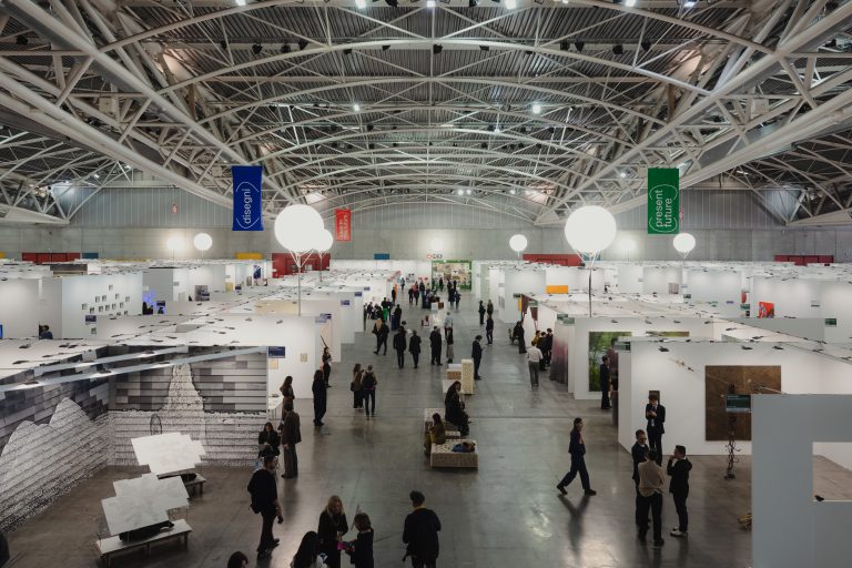 Artissima 2025: Torino celebra il contemporaneo tra gallerie e visioni globali