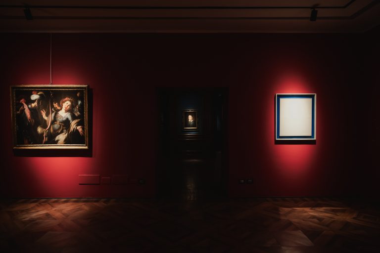 Alla Galleria Bkv, Strozzi e Manzoni s’incontrano: barocco e concettuale in collisione