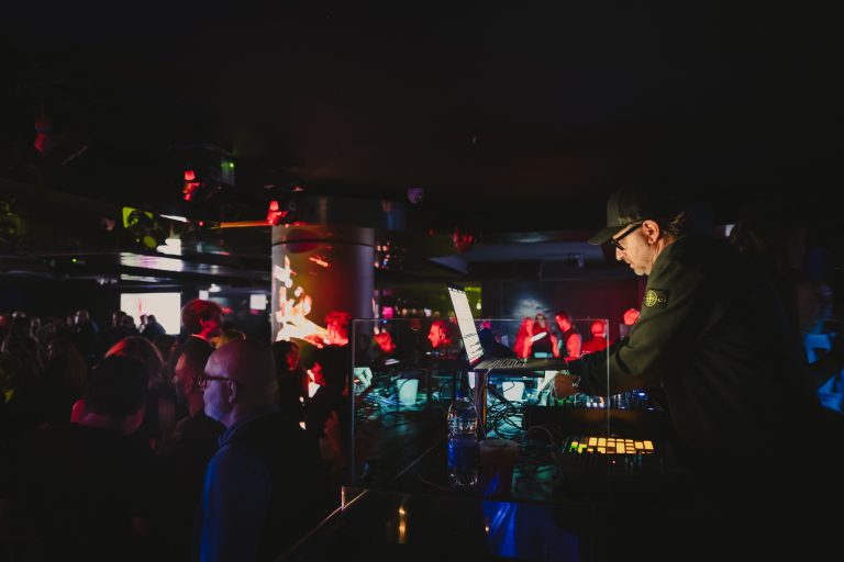 KAWS invade Palazzo Strozzi con THE MESSAGE: dialogo tra Rinascimento e pop