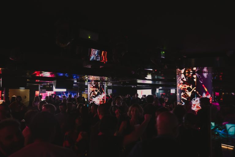 KAWS invade Palazzo Strozzi con THE MESSAGE: dialogo tra Rinascimento e pop