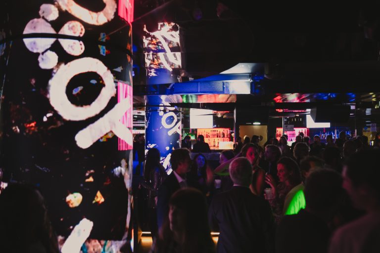 KAWS invade Palazzo Strozzi con THE MESSAGE: dialogo tra Rinascimento e pop