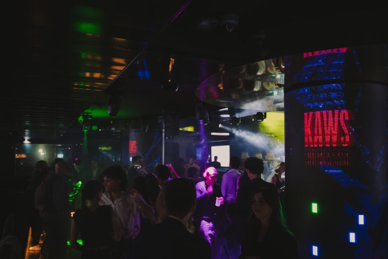 KAWS invade Palazzo Strozzi con THE MESSAGE: dialogo tra Rinascimento e pop