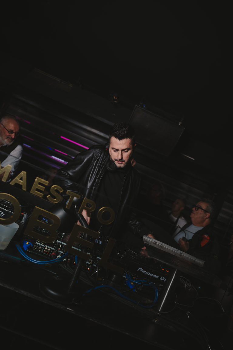 KAWS invade Palazzo Strozzi con THE MESSAGE: dialogo tra Rinascimento e pop