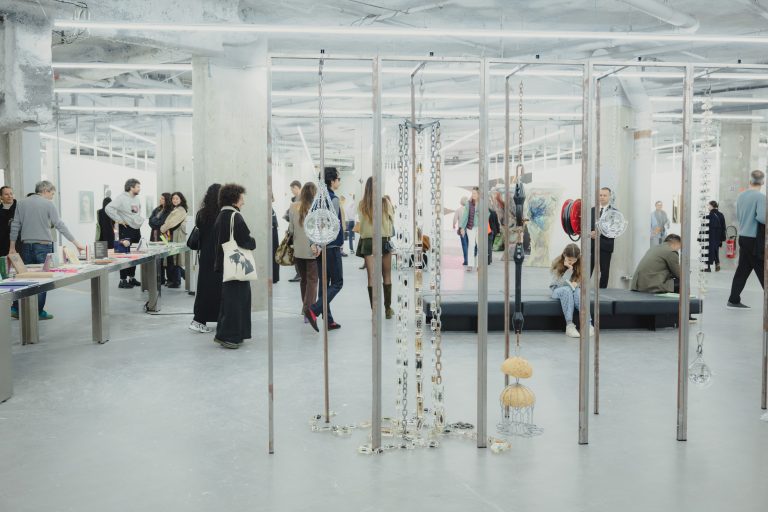 Paris Internationale 2025: dieci anni di arte libera e senza gerarchie