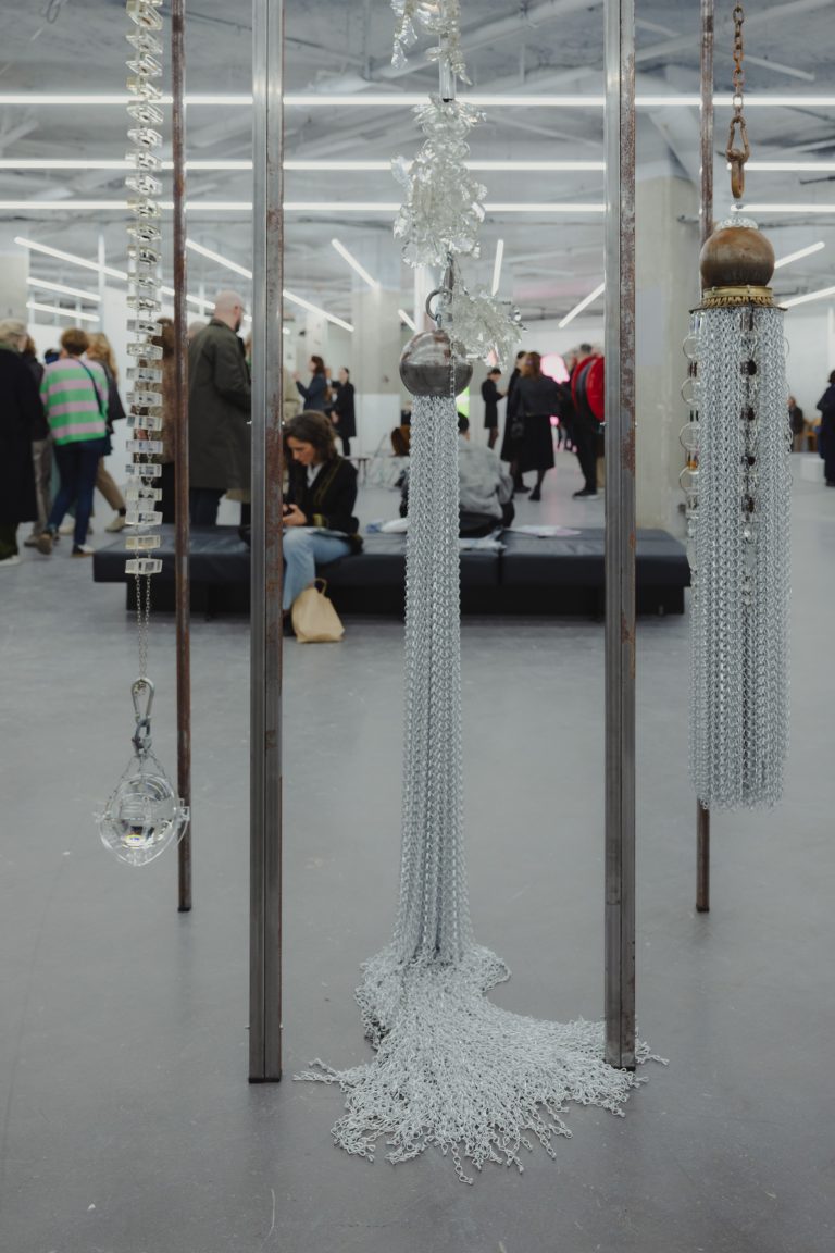 Paris Internationale 2025: dieci anni di arte libera e senza gerarchie