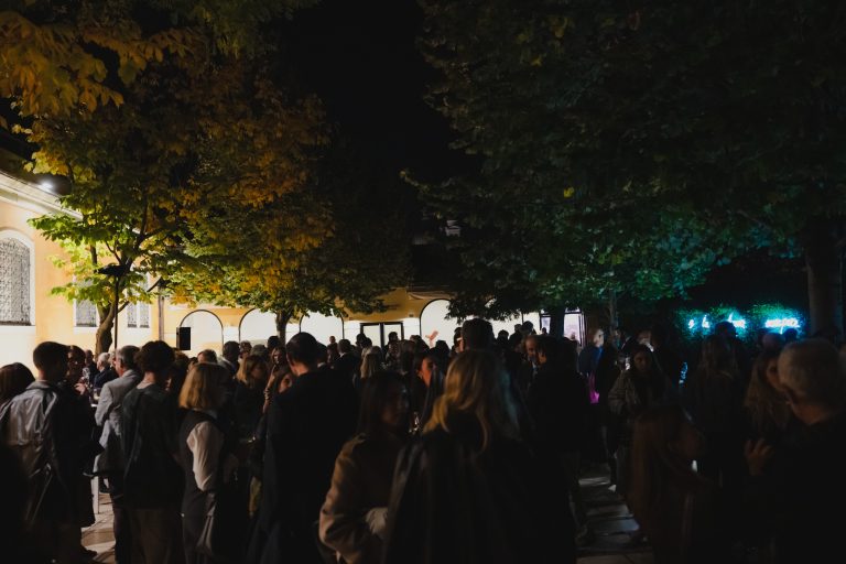 A Venezia la Collezione Peggy Guggenheim celebra Fontana e le sue sublimi ceramiche