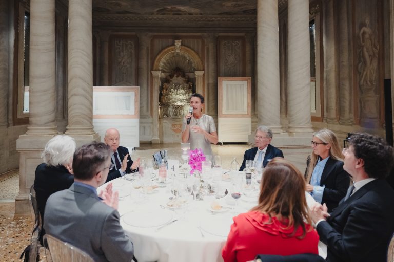 A Venezia la Collezione Peggy Guggenheim celebra Fontana e le sue sublimi ceramiche