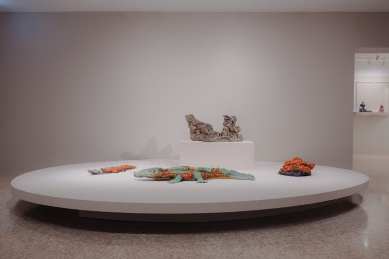 A Venezia la Collezione Peggy Guggenheim celebra Fontana e le sue sublimi ceramiche