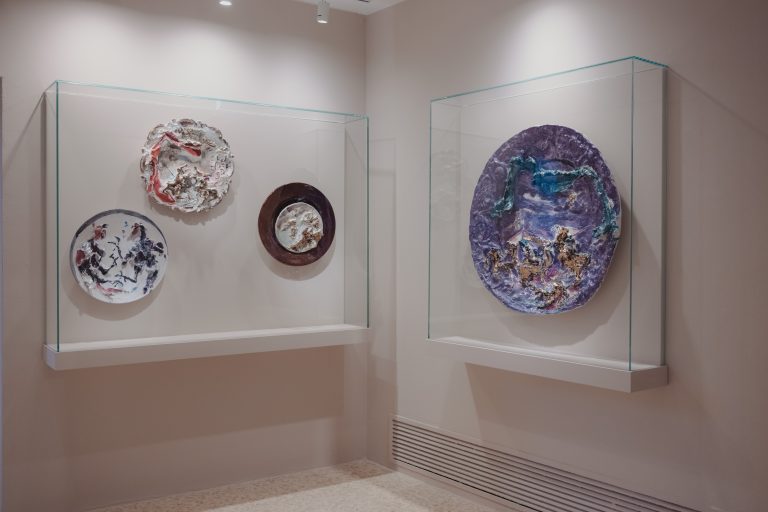 A Venezia la Collezione Peggy Guggenheim celebra Fontana e le sue sublimi ceramiche