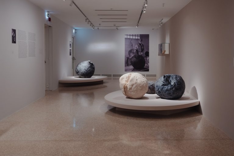 A Venezia la Collezione Peggy Guggenheim celebra Fontana e le sue sublimi ceramiche