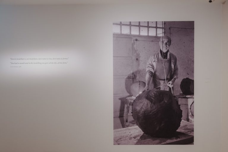 A Venezia la Collezione Peggy Guggenheim celebra Fontana e le sue sublimi ceramiche