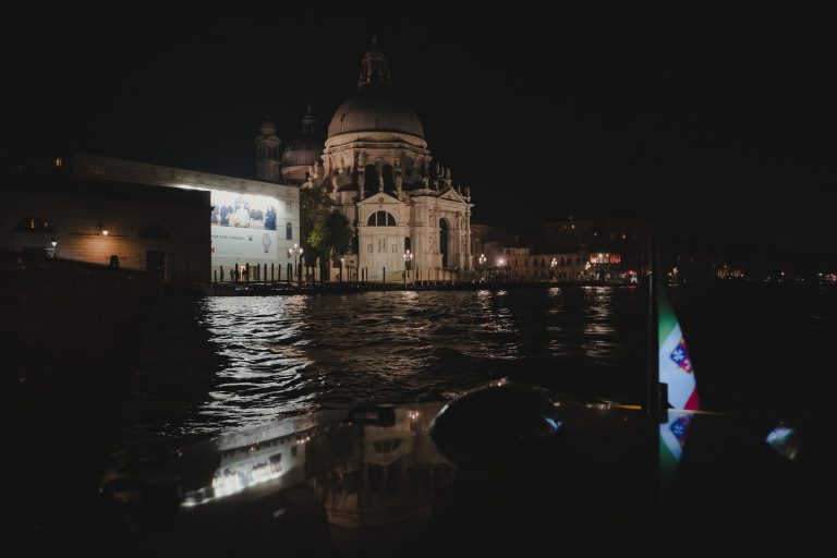 A Venezia la Collezione Peggy Guggenheim celebra Fontana e le sue sublimi ceramiche