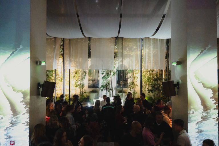 Salomon fait ses premiers pas à Art Basel Paris avec Sensorial Terrains