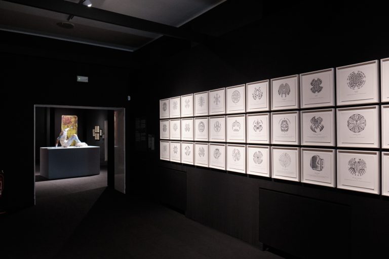 Fondazione Nicola Trussardi porta l’occulto a Milano: inaugura la mostra Fata Morgana